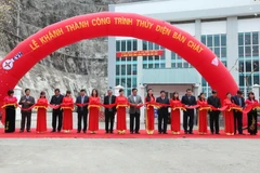 Phó Thủ tướng Hoàng Trung Hải và các đại biểu cắt băng khánh thành nhà máy nhà máy thủy điện Bản Chát. (Ảnh: Ngọc Hà/TTXVN)