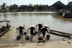 Những đôi quang gánh "chở" tâm hồn người Việt vùng thôn quê