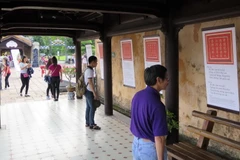 Trưng bày những bài thơ chạm trên Điện Thái Hòa. (Ảnh: Quốc Việt/Vietnam+)