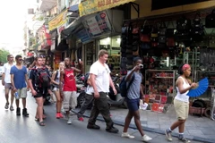 Du khách quốc tế tham quan phố cổ Hà Nội. (Ảnh: Huy Hùng/TTXVN)