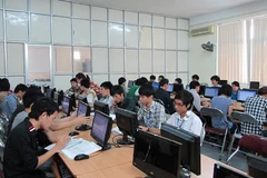 Bàn giao Trung học Bưu chính Viễn thông cho Đại học Thương mại