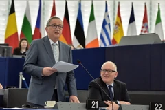 Chủ tịch Ủy ban Châu Âu Jean-Claude Juncker (trái) trong phiên thảo luận về vấn đề chống khủng bố và việc EU đối phó với cuộc khủng hoảng di cư tại Strasbourg, Pháp ngày 16/12. (Nguồn: AFP/TTXVN)