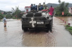 Lực lượng lính thủy đánh bộ Lữ đoàn 147 mang theo xe lội nước để giải cứu người dân bị mắc kẹt trong khu vực ngập úng ở Uông Bí, Quảng Ninh. (Nguồn: Nguyễn Hoàng/Vietnam+)