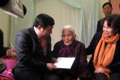 Nghệ An: Tặng quà Mẹ Việt Nam Anh hùng, mẹ liệt sỹ và hộ nghèo