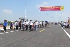 Người dân nô nức tham quan cầu sau lệnh thông tuyến. (Ảnh: Hải An-Trung Du/Vietnam+)