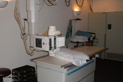 Nữ bệnh nhân chết thảm vì bị máy chụp X-quang kẹp đầu