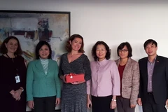 Tổng Thư ký VCCI Phạm Thị Thu Hằng (thứ 3 từ phải sang) tại buổi làm việc với giới chức NHO tại Oslo. (Nguồn: ĐSQ Việt Nam tại Na Uy)