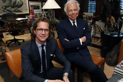 Nhà thiết kế Ralph Lauren (phải) với Stefan Larsson, người sẽ kế nhiệm vị trí CEO của Lauren. (Nguồn: AP)