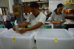 Cử tri Myanmar bỏ phiếu sớm tại một điểm bầu cử ở Yangon ngày 6/11. (Nguồn: AFP/TTXVN)