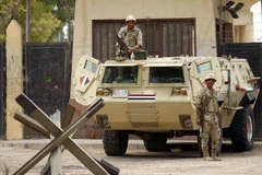 Binh sỹ Ai Cập gác tại khu vực cửa khẩu giữa Ai Cập và Dải Gaza ngày 26/5. (Nguồn: AFP/TTXVN)