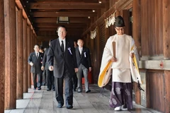 Cựu Bộ trưởng Quốc phòng Seishiro Eto (trái, hàng đầu) cùng các nhà lập pháp viếng đền Yasukuni ngày 15/8. (Nguồn: AFP/TTXVN)