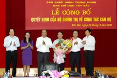 Phó Thủ tướng Nguyễn Xuân Phúc và lãnh đạo Ban Chỉ đạo Tây Bắc chúc mừng ông Hầu A Lềnh. (Ảnh: Thế Duyệt/TTXVN)