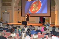 Tài năng trẻ Đỗ Phương Nhi biểu diễn violin. (Nguồn: ĐSQ Việt Nam tại Na Uy)