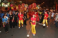 Rước đèn Trung Thu trên phố Hà Nội. (Ảnh: Thanh Tùng/TTXVN)