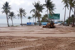 San lấp mặt bằng tạo cảnh quan tại Bãi Trường, Phú Quốc. (Ảnh: Trường Giang/TTXVN)