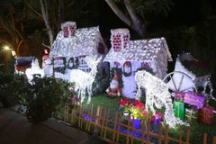 Các hình tượng về Giáng sinh được trang trí tại các khu vui chơi. (Ảnh: Trần Lê Lâm/TTXVN)