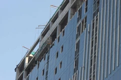 Phá dỡ phần xây dựng sai phép công trình số 8B Lê Trực. (Ảnh: Tuấn Anh/TTXVN)