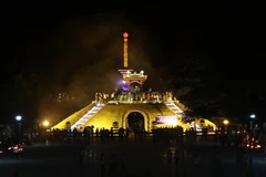 Thành cổ Quảng Trị lung linh trong đêm tri ân các anh hùng liệt sỹ. (Ảnh: Hồ Cầu/TTXVN)