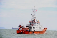 Tàu SAR 413 đưa thi thể nghi là thuyền viên tàu Hoàng Phúc 18 về đất liền. (Ảnh: Đoàn Mạnh Dương/TTXVN)