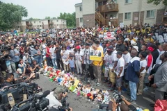Người dân Mỹ tưởng niệm 1 năm thanh niên da màu Michael Brown bị cảnh sát bắn chết tại Ferguson, Missouri ngày 9/8. (Nguồn: AFP/TTXVN)
