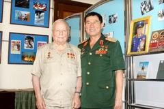 Trung tướng Phạm Tuân và Thiếu tướng Vichtor Gorbatco​. (Ảnh: Thái Bình/TTXVN)