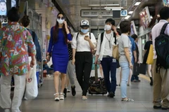 Người dân Hàn Quốc đeo khẩu trang trang đề phòng sự lây lan của dịch bệnh MERS. (Nguồn: AFP/TTXVN)