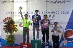 Ban tổ chức trao giải Nhất, Nhì, Ba nội dung master Nam. (Ảnh: Hải Âu/TTXVN)
