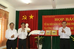 Lãnh đạo tỉnh Bình Phước công bố bộ sách Địa chí tỉnh Bình Phước. (Ảnh: Nguyễn Văn Việt/TTXVN)