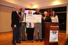 Các tổ chức ở Tây Australia ủng hộ trong buổi quyên góp. (Ảnh: Khánh Linh/TTXVN)