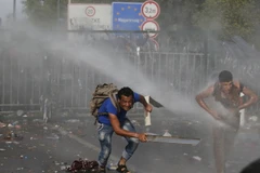 Cảnh sát Hungary sử dụng vòi rồng để ngăn người di cư quá khích tại Roszke, gần biên giới với Serbia ngày 16/9. (Nguồn: Reuter/TTXVN)