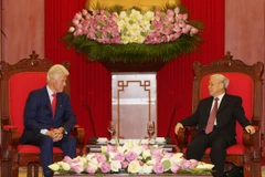 Tổng Bí thư Nguyễn Phú Trọng tiếp cựu Tổng thống Mỹ Bill Clinton đang thăm và làm việc tại Việt Nam. (Ảnh: Trí Dũng/TTXVN)