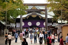 Khách thập phương đến viếng đền Yasukuni trong ngày đầu tiên của lễ hội mùa Thu, ngày 17/10. (Nguồn: AFP/TTXVN)