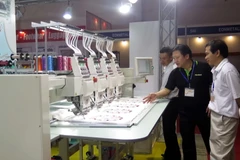 Khách đến tham quan Triển lãm VTG 2015. (Ảnh: Hoàng Hải/Vietnam+)