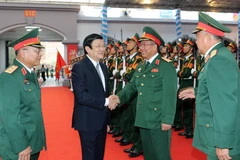  Chủ tịch nước Trương Tấn Sang với các cán bộ lãnh đạo Tổng cục Tình báo Quốc phòng. (Ảnh: Nguyễn Khang/TTXVN)