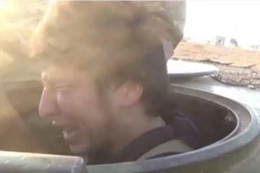 Cậu thiếu niên tỏ ra sợ hãi và không cầm được nước mắt khi nhận ra mình sắp phải làm gì.