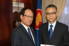 Đại sứ Trung Quốc tại ASEAN Từ Bộ và Tổng Thư ký ASEAN Lê Lương Minh. (Nguồn: chinanews.com)