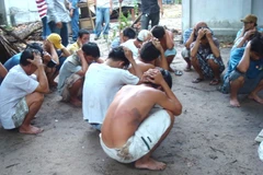 Các đối tượng chọi gà đánh bạc bị bắt tại hiện trường. Ảnh minh họa. (Nguồn: TTXVN)