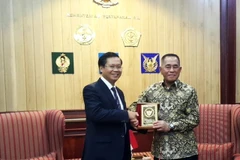 Đại sứ Hoàng Anh Tuấn và Bộ trưởng Quốc phòng Indonesia Ryamizard Ryacudu. (Ảnh: Đỗ Quyên/Vietnam+)