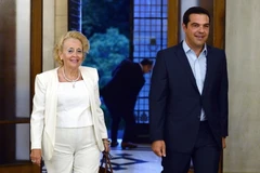 Bà Vassiliki Thanou (trái) và cựu Thủ tướng Hy Lạp Alexis Tsipras tại thủ đô Athens ngày 27/8. (Nguồn: AFP/TTXVN)