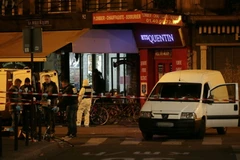 Cảnh sát điều tra tại hiện trường một vụ tấn công khủng bố bên ngoài nhà hàng La Belle Equipe ở Paris ngày 13/11. (Nguồn: AFP/TTXVN)