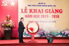Thường trực Ban Bí thư Lê Hồng Anh đánh trống hai giảng năm học 2015-2016 của Học viện Hành chính quốc gia. (Nguồn:tcnn.vn)