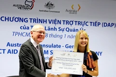 Tổng lãnh sự Australia tại TP. Hồ Chí Minh, ông John Mc Anulty trao bảng tài trợ DAP cho đại diện Tổ chức Thắp sáng hy vọng trẻ thơ tại Quảng Nam. (Ảnh: Thế Anh/TTXVN)