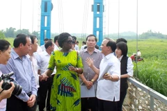 Đoàn công tác kiểm tra chất lượng cầu treo Sơn Nam, huyện Sơn Dương. (Ảnh: Văn Tý/TTXVN)