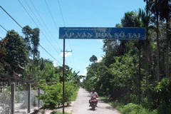 Đường giao thông nông thôn tại xã Bàn Tân Định - xã thuộc chương trình 135 - tỉnh Kiên Giang được nhựa hóa. (Ảnh: Lê Sen/TTXVN)