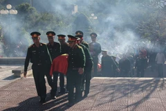 An táng hài cốt liệt sỹ. (Ảnh: Nguyễn Duy/TTXVN)