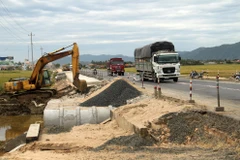 Thi công Quốc lộ 1A. (Nguồn: TTXVN)