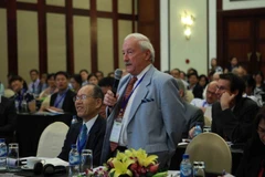 Đại biểu đặt câu hỏi tại Hội thảo "Đóng góp trong những lĩnh vực hàng hải cho nền kinh tế xanh ở các biển Đông Á". (Ảnh: Trọng Đạt/TTXVN)