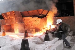 Hoạt động sản xuất tại Nhà máy luyện gang Công ty Cổ phần Khoáng sản Tây Giang. (Ảnh: Quân Trang/TTXVN) 