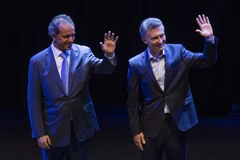 Ứng cử viên Tổng thống Daniel Scioli (trái) - đảng FpV và Mauricio Macri (phải) - đảng PRO. (Nguồn: THX/TTXVN)