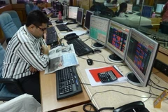 Hoạt động giao dịch chứng khoán tại Mumbai, Ấn Độ. (Nguồn: AFP/TTXVN_
